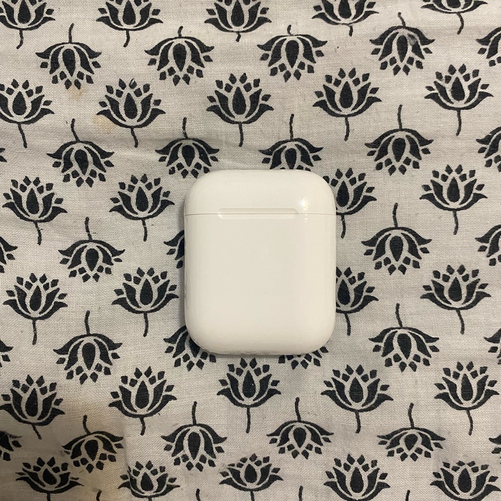 Second generation apple airpod case - Picture 3 of 5